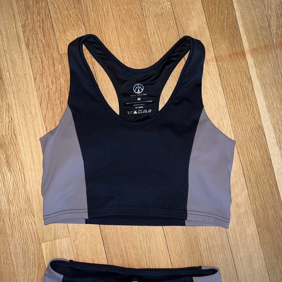 Very cute workout set! Top has cups and is supportive! Shorts have pockets. - Picture 2 of 8